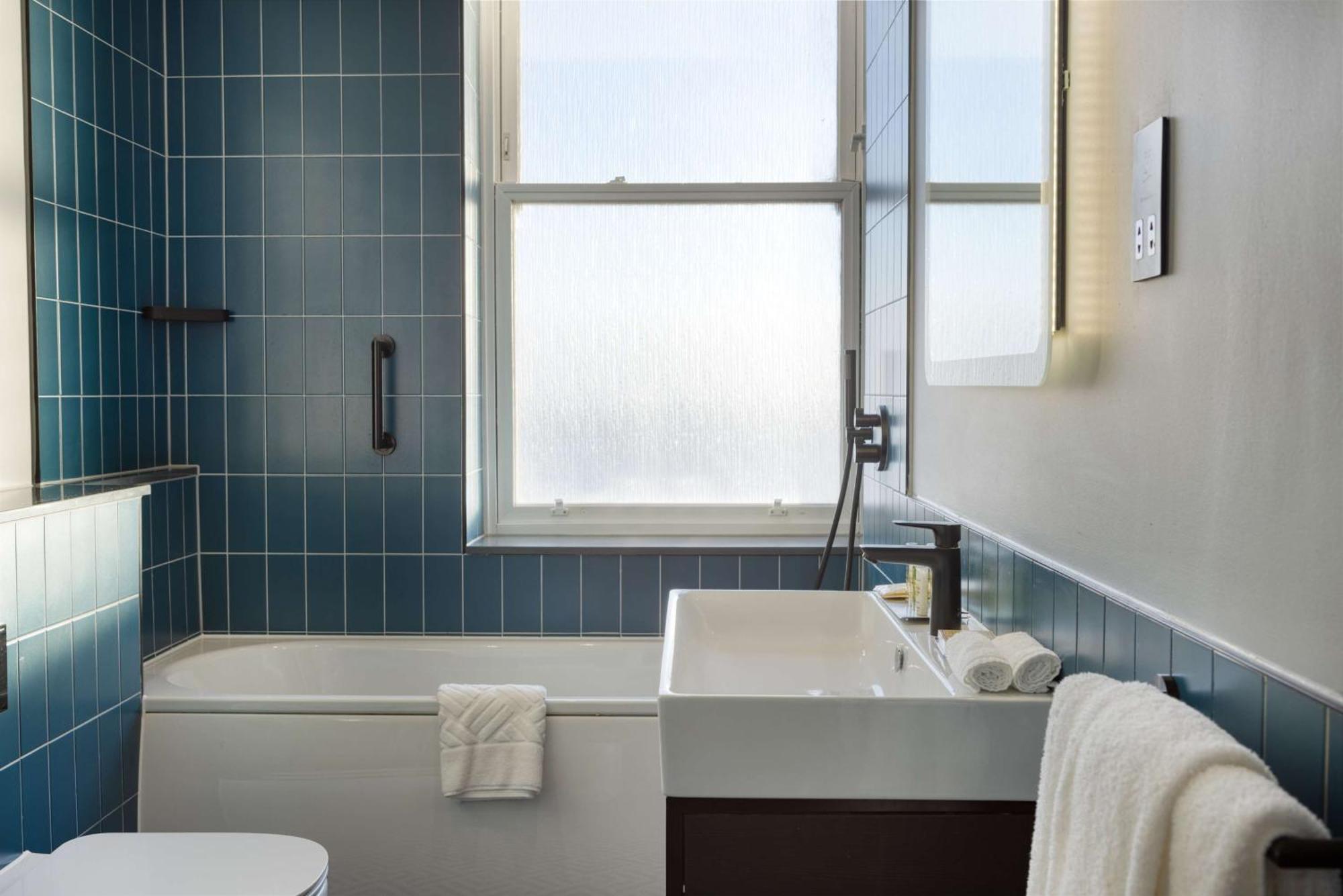 One-Bedroom King Suite with Sea View